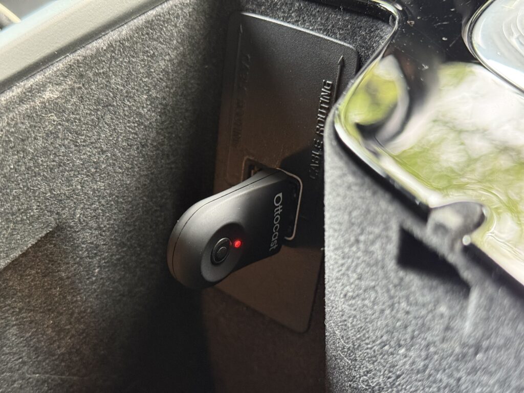 Ottocasti adapter paigaldatud Volvo keskkonsooli