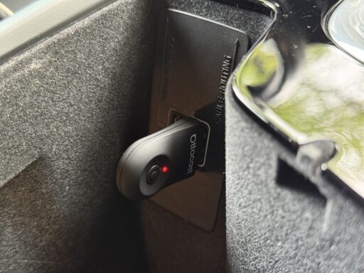 Ottocasti adapter paigaldatud Volvo keskkonsooli